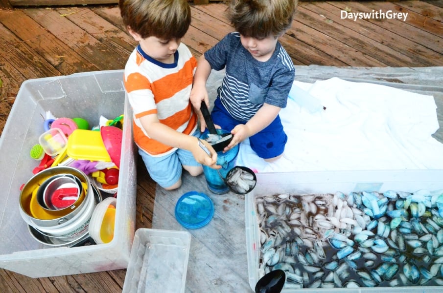 ice play sensory bin